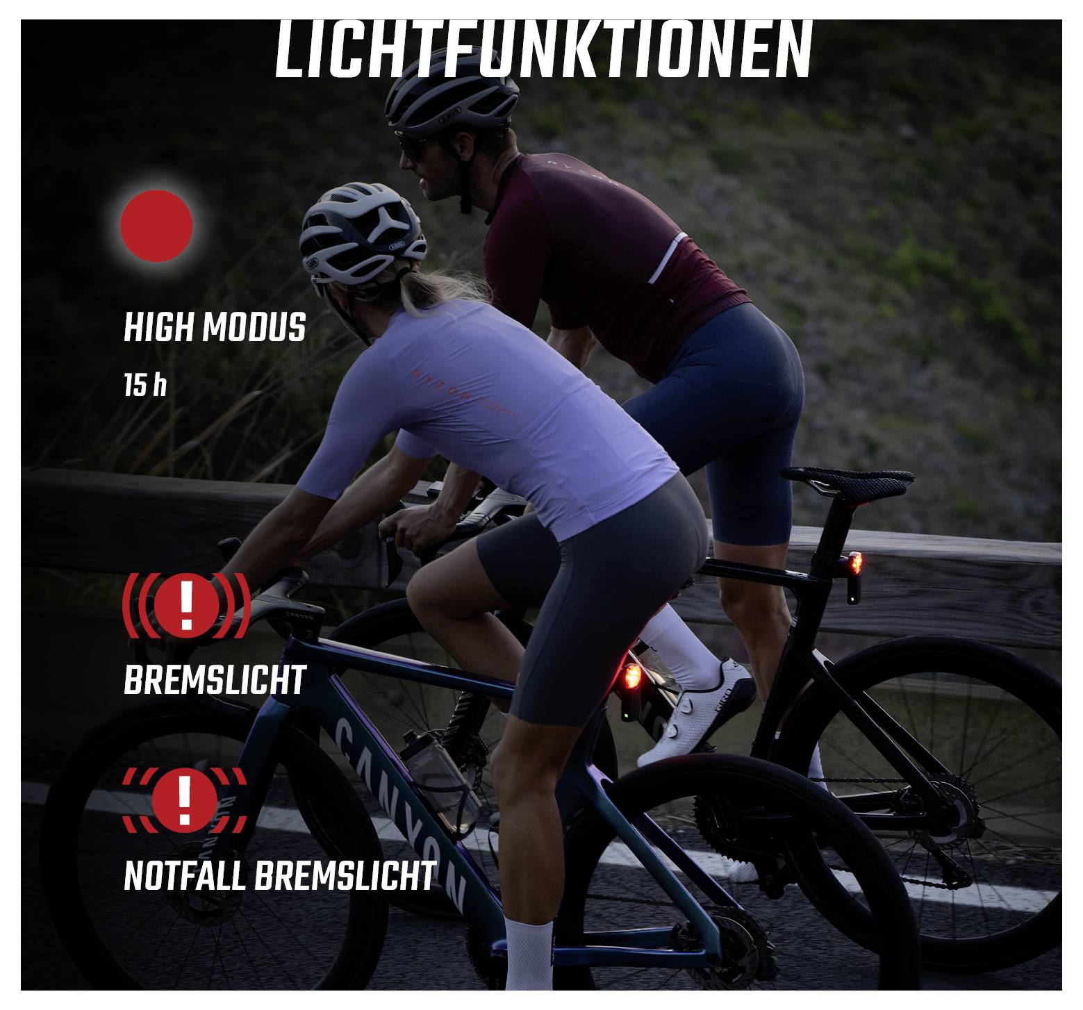 Reclameafbeelding met twee fietsers 's nachts; toont lichtfuncties van een fiets: 'HIGH MODUS' 15 u, 'REMLICHTING' en 'NOODREMLICHTING'.