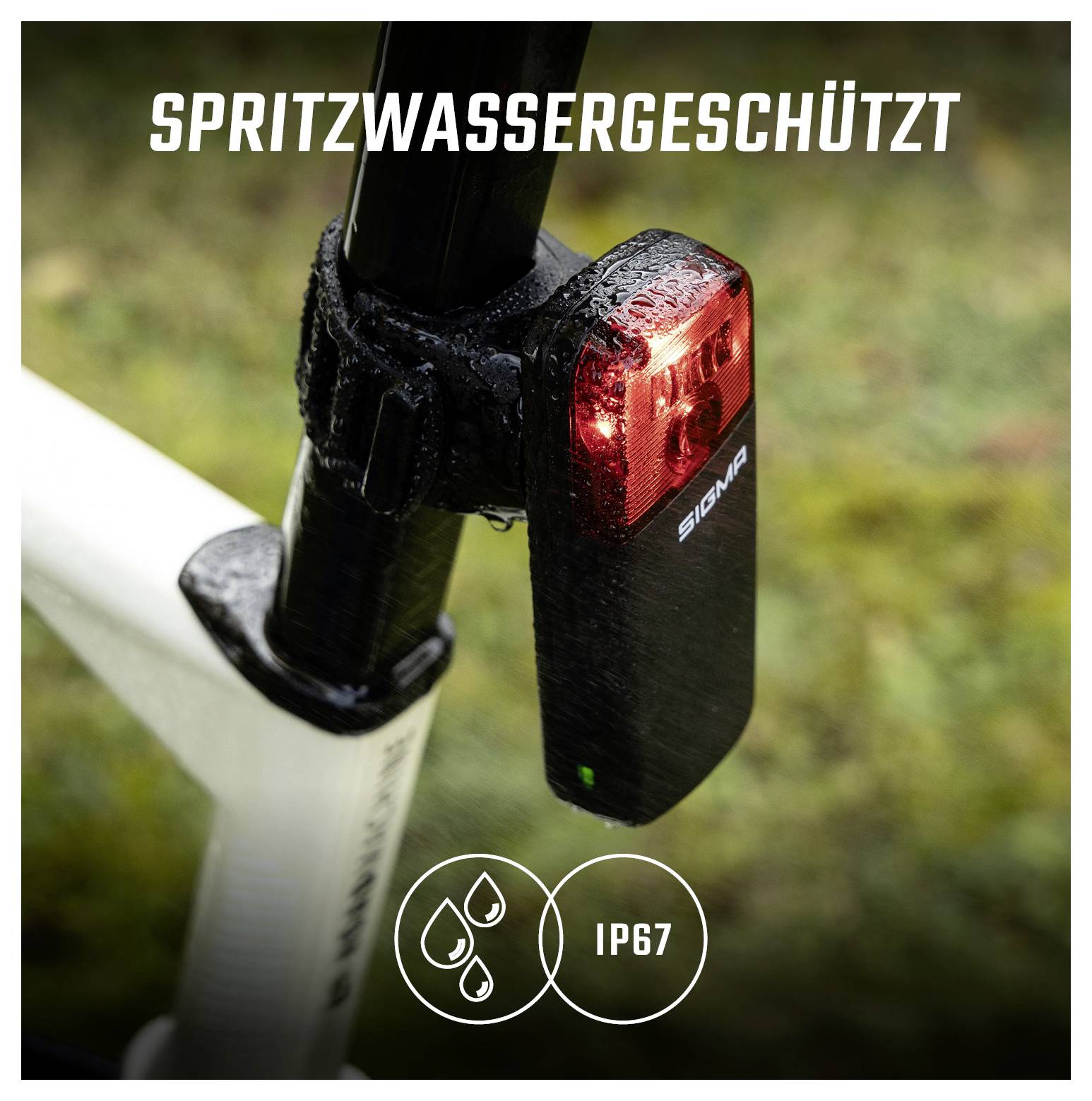 Fietslicht op de zadelpen, spatwaterdicht; de tekst 'SPATWATERDICHT' en het symbool 'IP67' geven bescherming tegen water en stof aan.