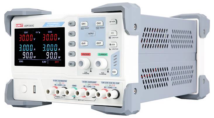 Digitale dual-channel gelijkstroomvoeding met frontdisplay dat spanning-, stroom- en vermogenwaarden toont, plus regelbare uitgangsknoppen en aansluitingen.