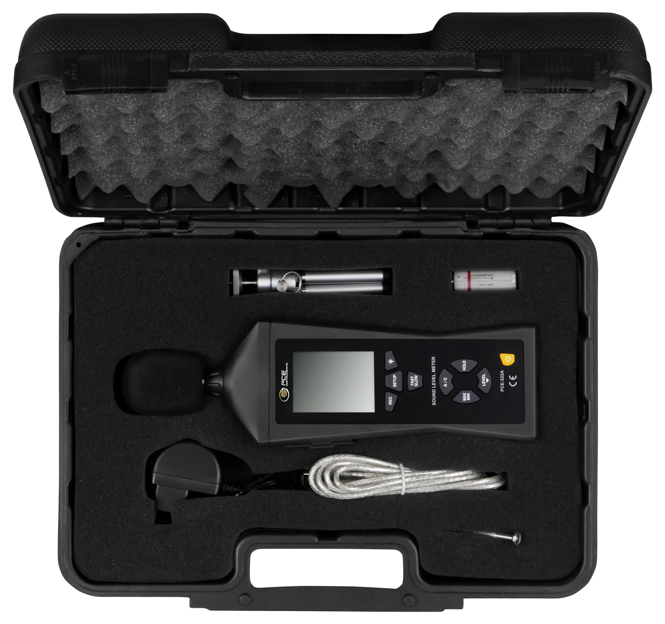 Open zwarte hardcase met daarin een handheldmeter met scherm en knoppen, plus microfoon, kabel, probe en accessoires; schuimstof inzetstuk houdt onderdelen stevig op hun plaats.