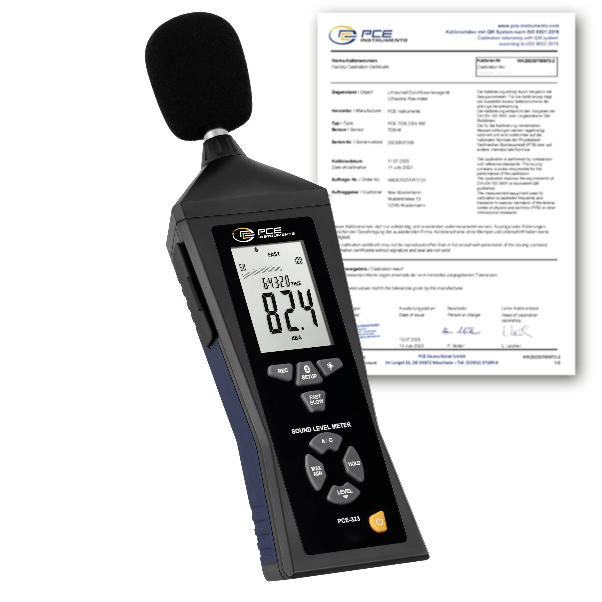 Handheld PCE-geluidniveaumeter met schuimrubberen microfoon geeft 82,4 dB weer; kalibratiecertificaat zichtbaar op de achtergrond.