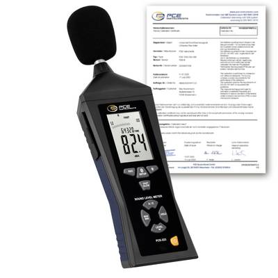 Handheld PCE-geluidniveaumeter met schuimrubberen microfoon geeft 82,4 dB weer; kalibratiecertificaat zichtbaar op de achtergrond.