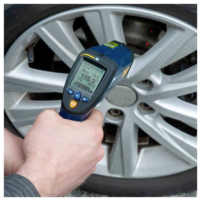 Handheld digitaal meetinstrument dat de profilediepte van een autobandprofiel op een lichtmetalen velg meet.
