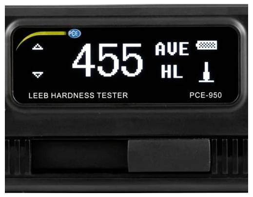 Digitaal display op een Leeb hardheidstoetser met een meting van 455, met 'AUE', 'HL' en model 'PCE-950' zichtbaar.