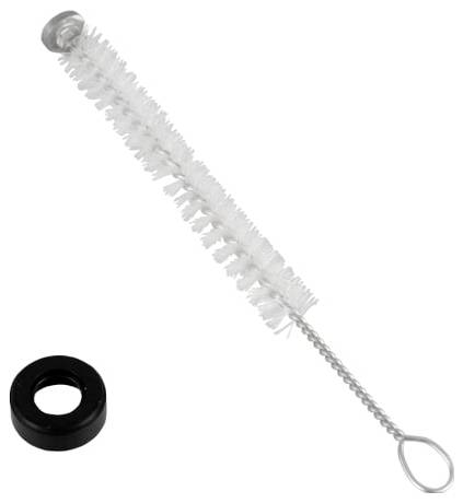 Een klein schoonmaakborstel met heldere borstels en een gedraaide draadgreep met lusuitgang, weergegeven naast een zwarte rubber ring of afdichting.