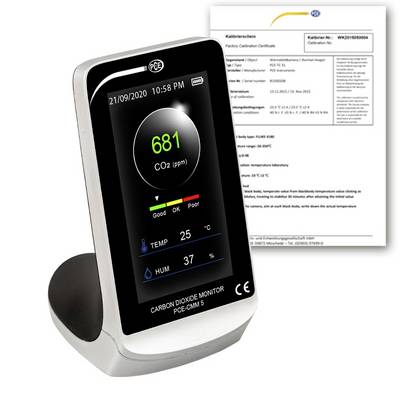 Kooldioxide-monitor die 681 ppm, 25°C en 37% vochtigheid weergeeft, met een kalibratiecertificaat erachter zichtbaar.