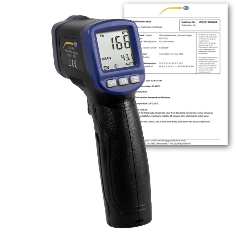 Handheld digitale coating diktemeter met een weergave van 16,6 micrometers, met een kalibratiecertificaat erachter.