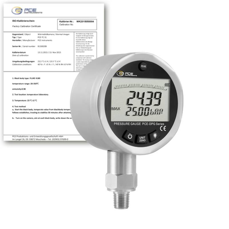 Digitale drukmanometer met LCD-scherm met een waarde van 24.39 en 2500 mbar, weergegeven met een kalibratiecertificaat erachter.
