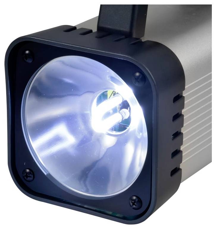 Close-up van een rechthoekige LED-spotlamp met een helder verlichte lens en zwarte frontrand gemonteerd op een zilveren behuizing.