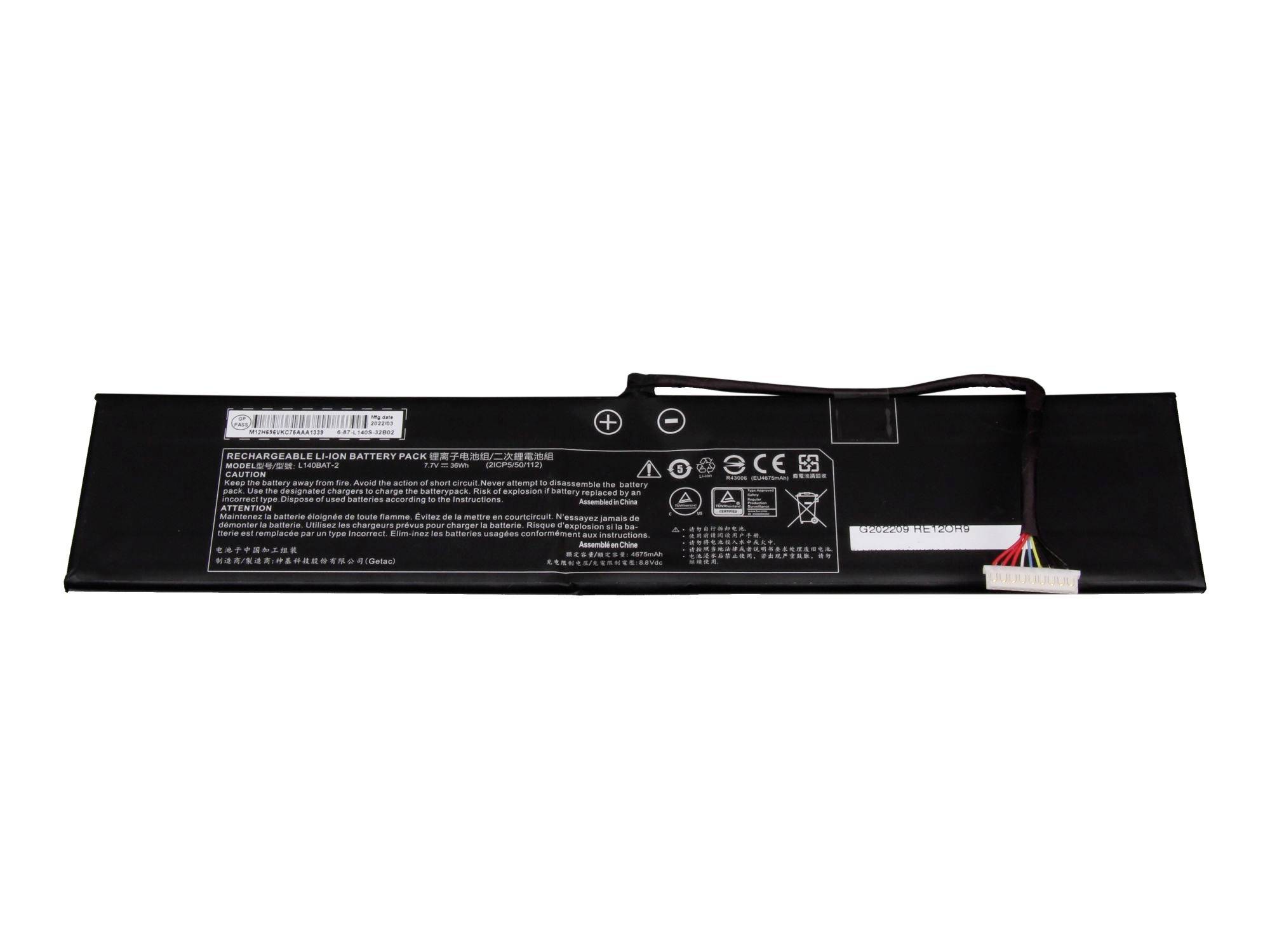 Zwarte rechthoekige batterijpack voor laptops met bijgevoegde kabel en connector op een witte achtergrond.
