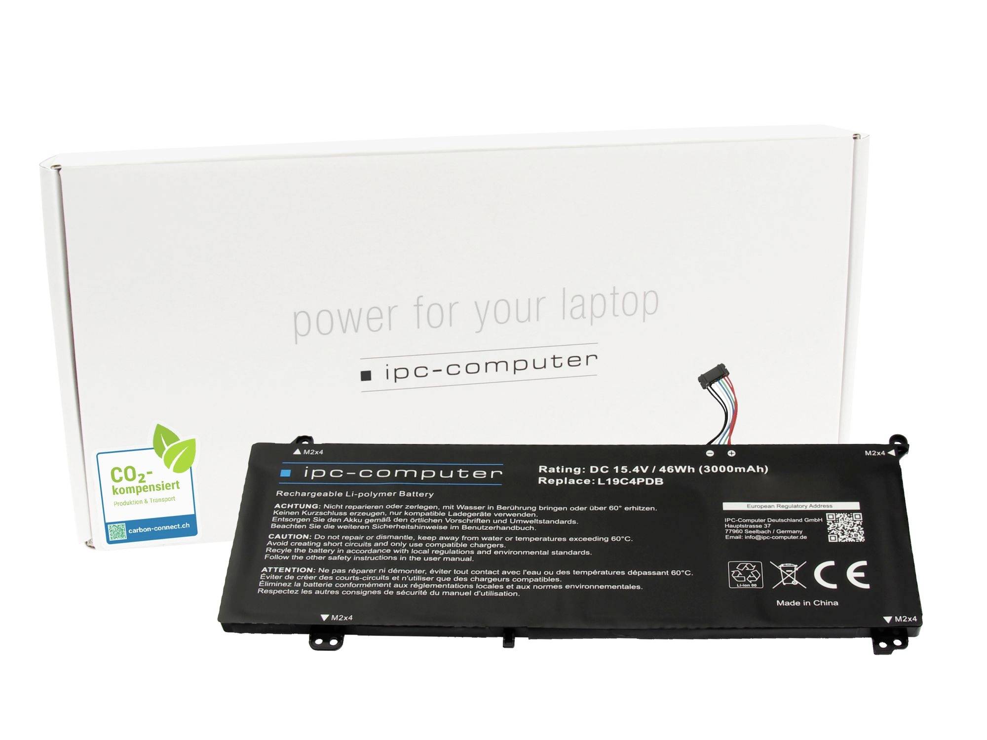 Vervangingslaptopbatterij afgebeeld voor zijn witte doos, gelabeld 'power for your laptop' en 'ipc-computer', met een CO2-kompensiert badge.