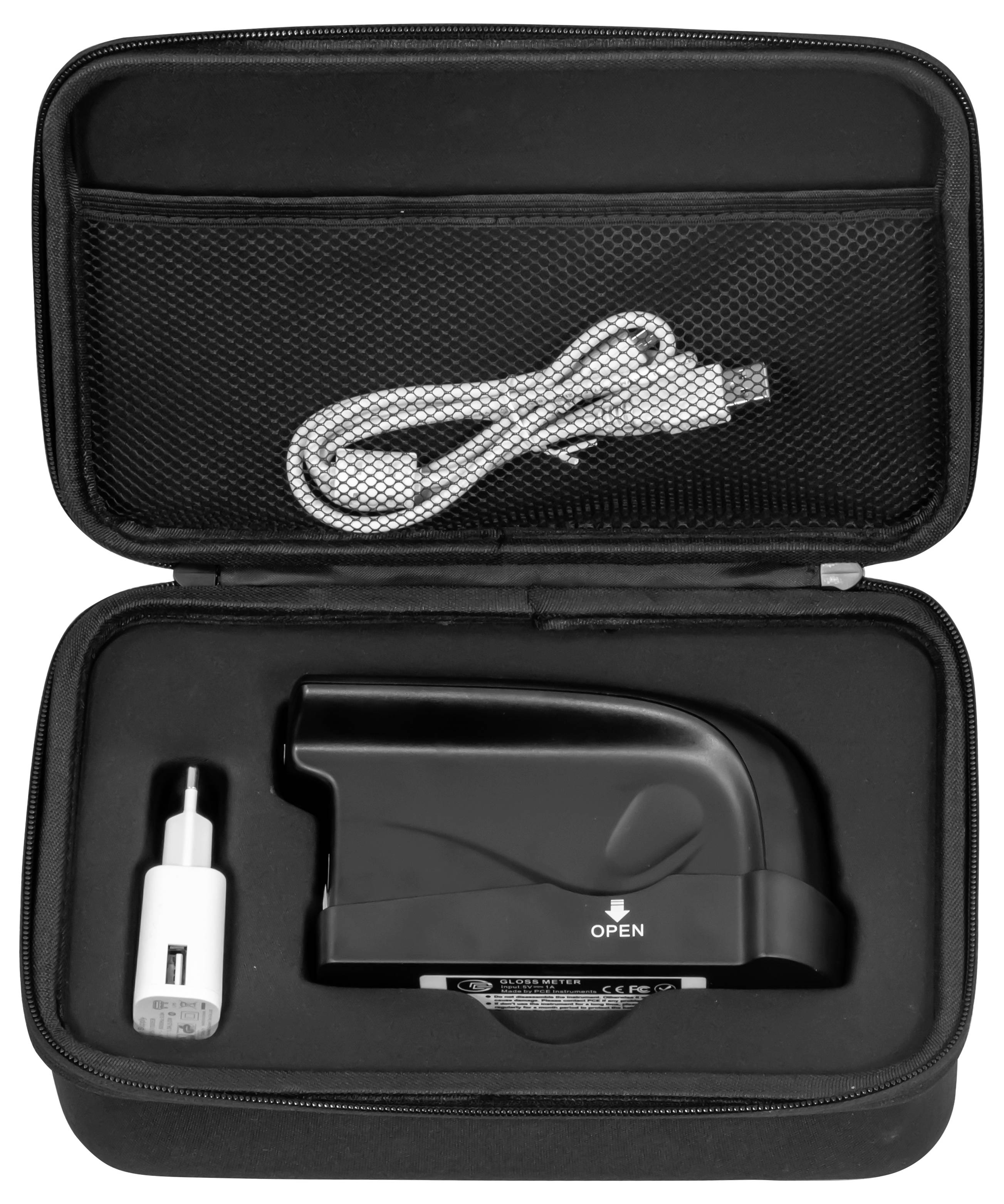 Open zwart ritsvak met een witte oplaadkabel en USB-autoader erin.