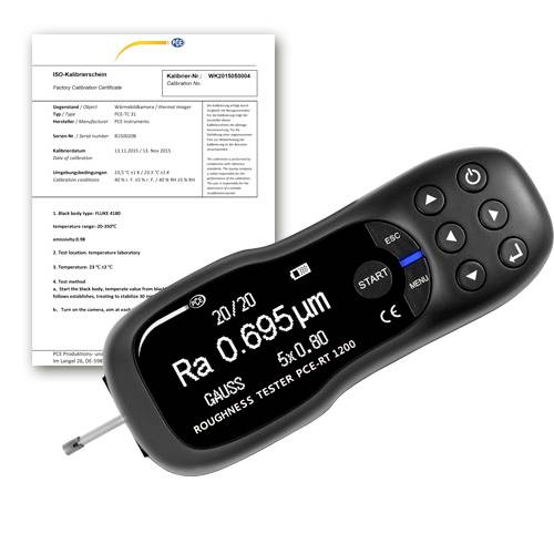 Draagbare rauwheidsmeter display met Ra 0,695 µm weergave met kalibratiecertificaat erachter en sonde eraan bevestigd.