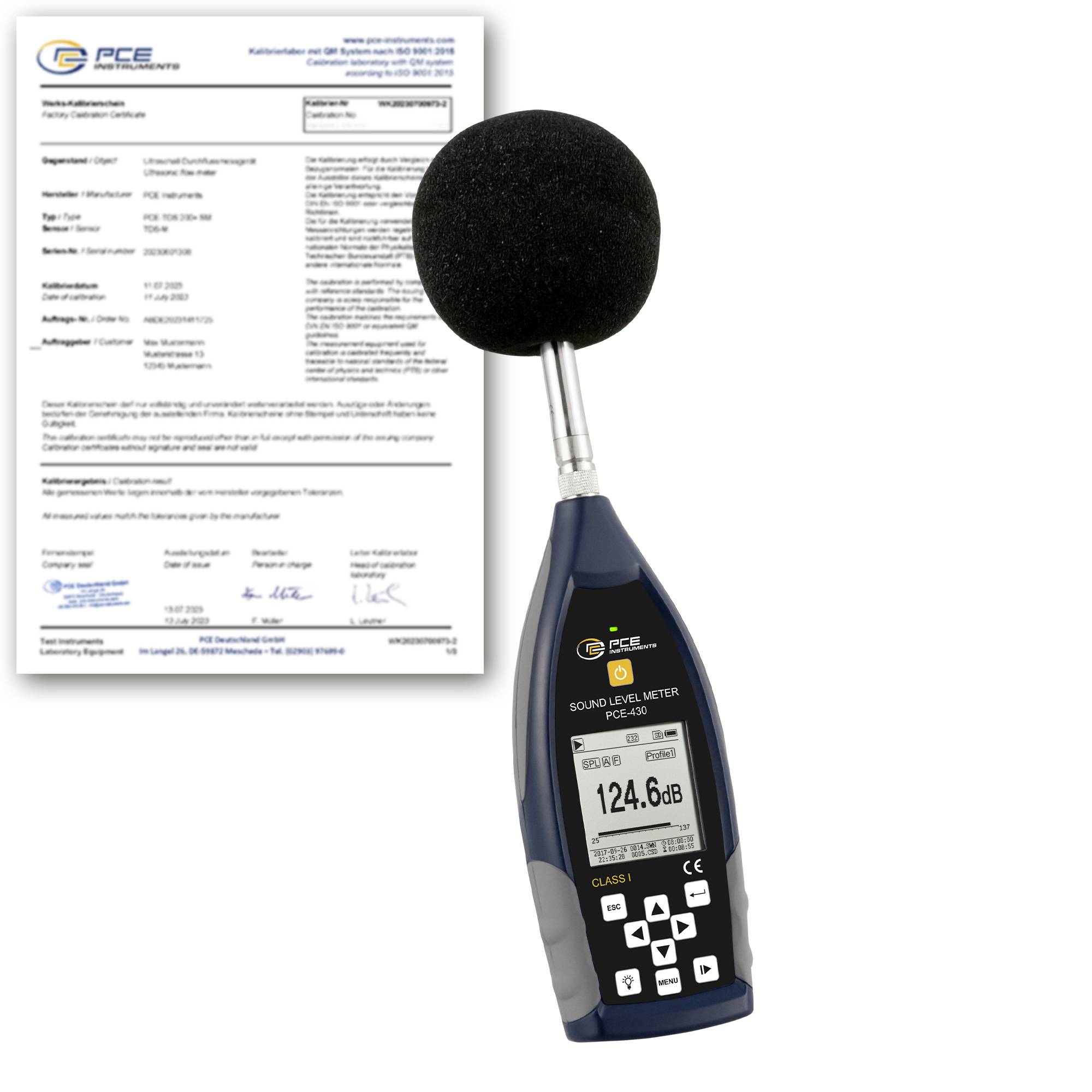 Geluidniveaumeter met schuimkop-microfoon naast een kalibratie-certificaat, waarop het display een waarde van 124,6 dB weergeeft.