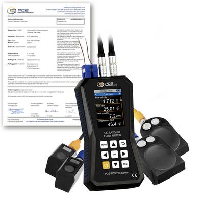 Handheld PCE ultrasone debietmeter met verbonden klemsenoren en een kalibratiecertificaat op de achtergrond.