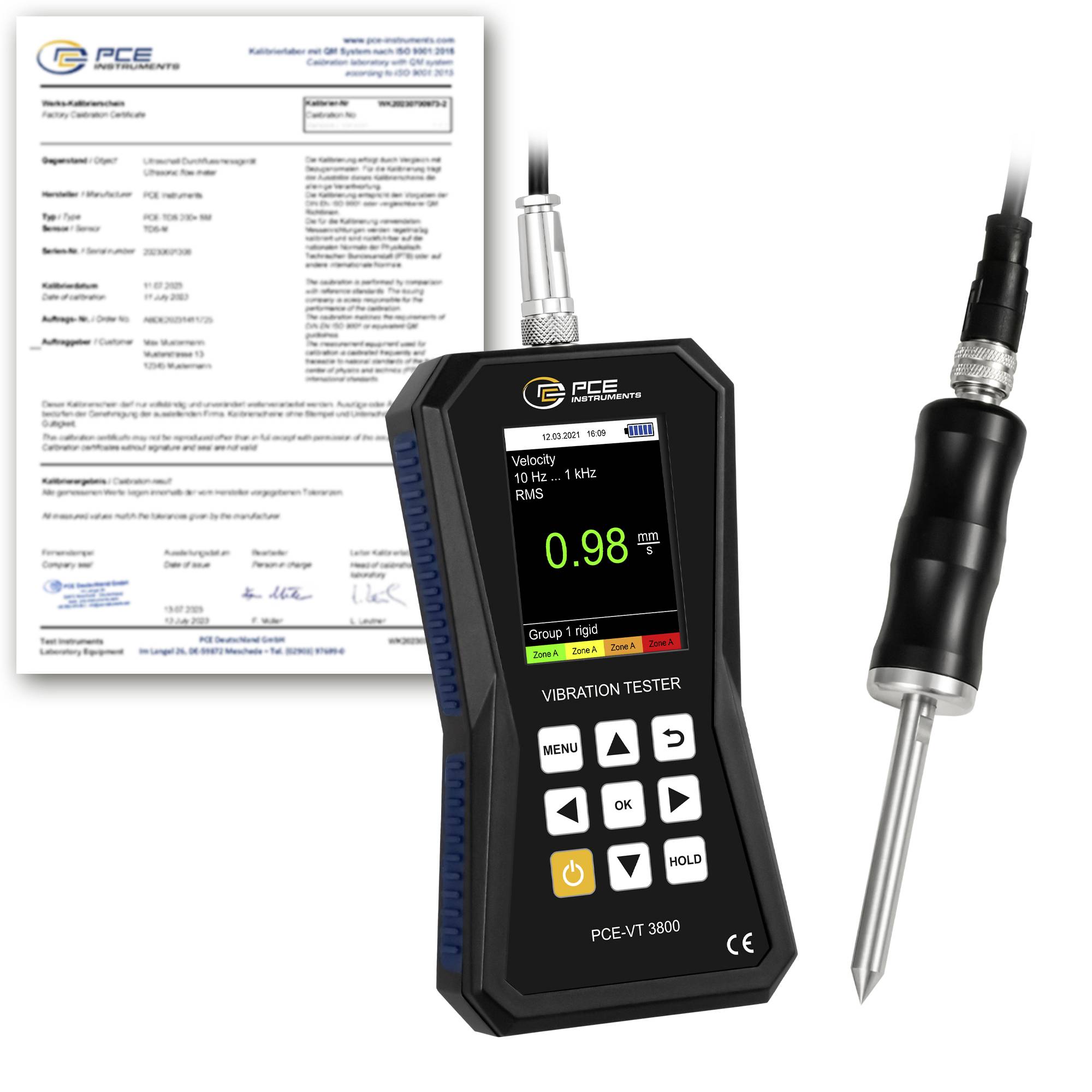 PCE-trillingmeter met probe toont 0,98 mm/s RMS, afgebeeld naast een kalibratiecertificaat en sensor-accessoire.