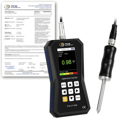 PCE-trillingmeter met probe toont 0,98 mm/s RMS, afgebeeld naast een kalibratiecertificaat en sensor-accessoire.