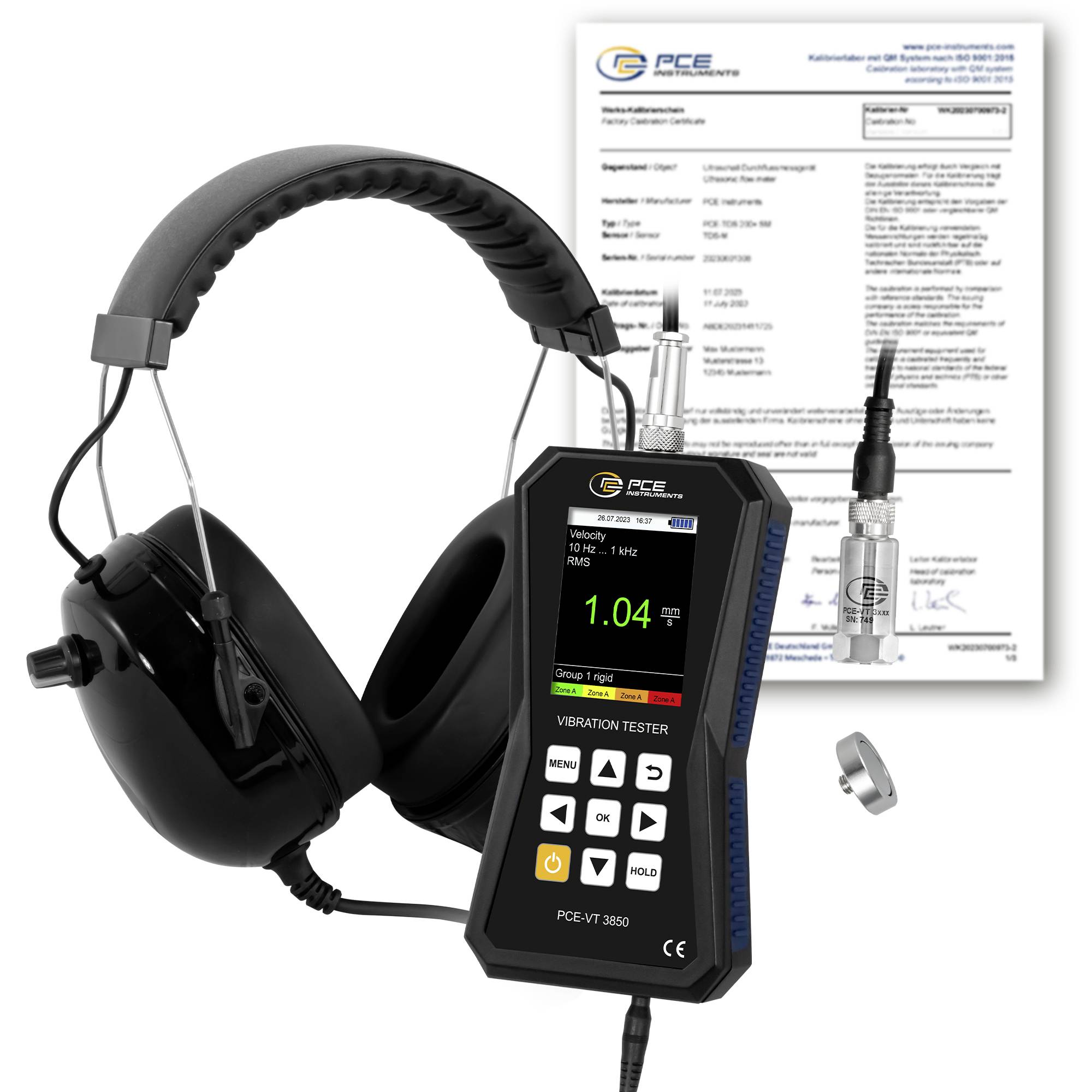 PCE trillingmeter met koptelefoon en sonde, met een digitale weergave van 1.04 en een kalibratiecertificaat op de achtergrond.