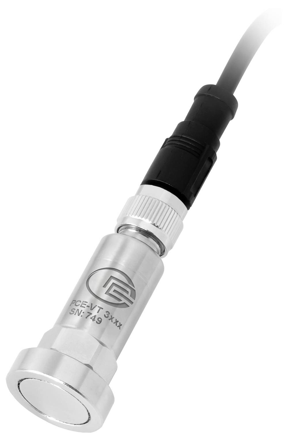 Close-up van een cilindervormige zilveren industriële sensor met een zwarte kabel eraan bevestigd, weergegeven op een witte achtergrond.