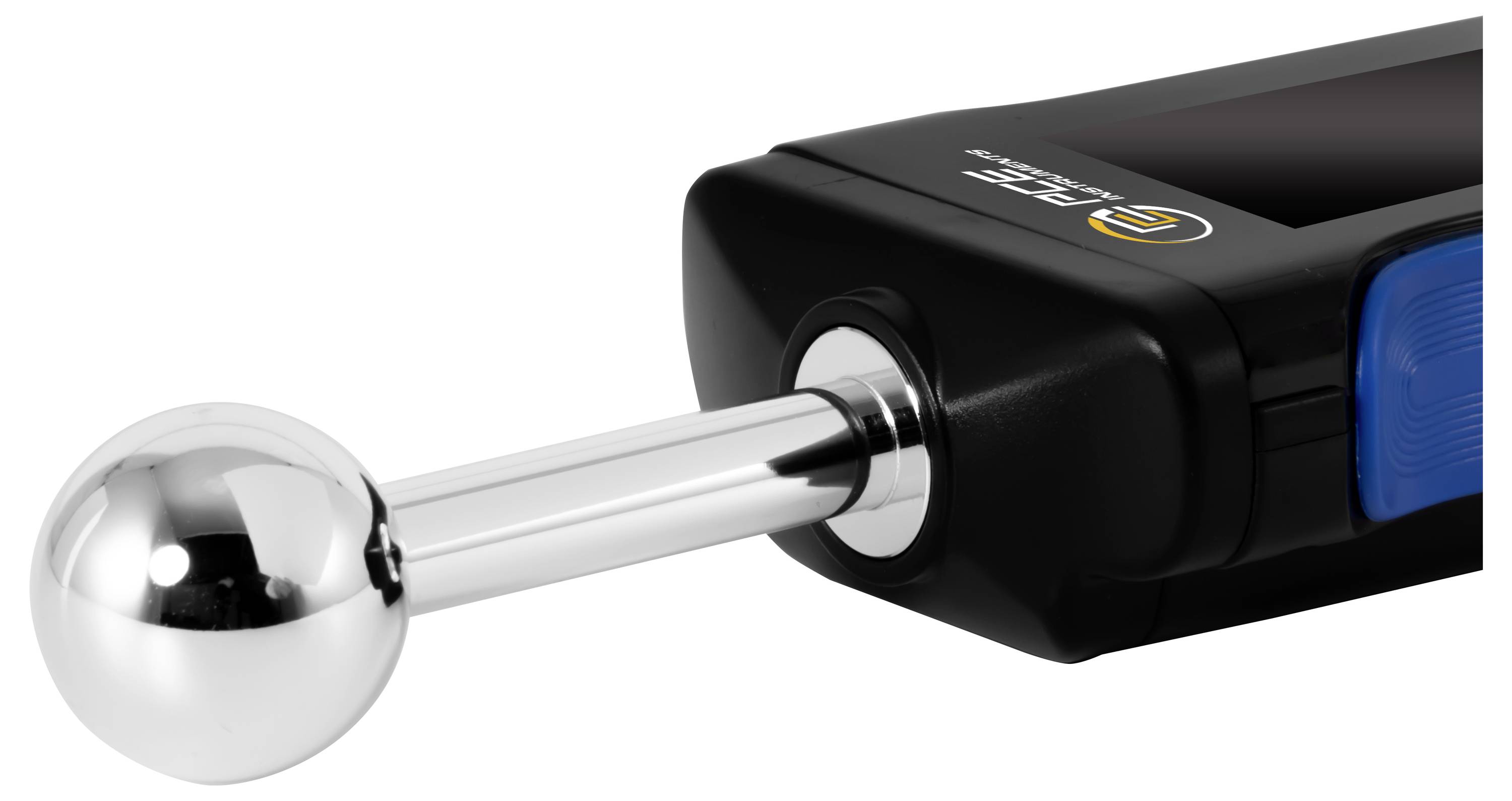 Close-up van een handheld metalen probe met een balvormig uiteinde bevestigd aan een zwart apparaat met een blauwe knop, weergegeven tegen een witte achtergrond.