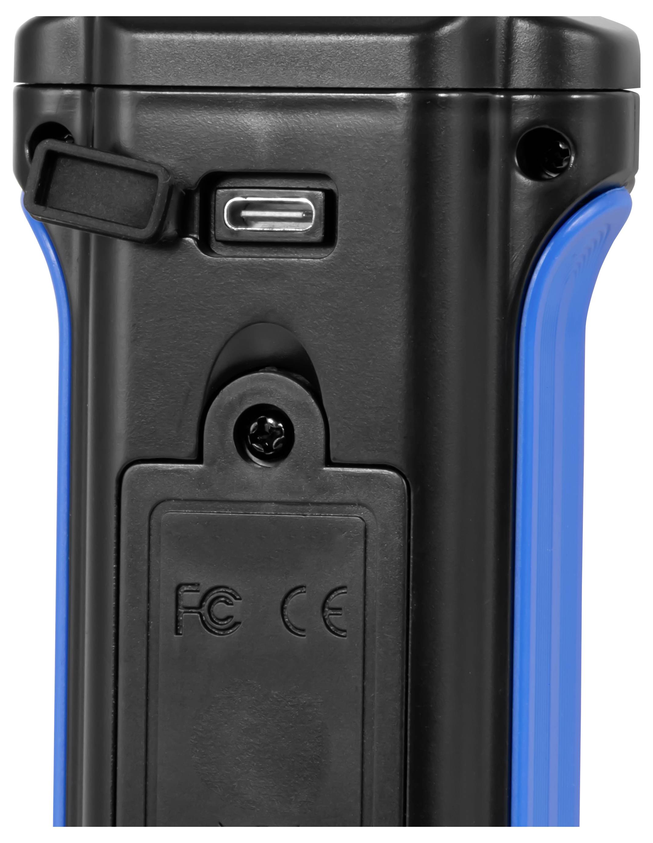 Close-up van een zwart handheld elektronisch apparaat met blauwe zijgrepen, met zichtbare USB-C-poort, lusje voor een draagriem en afneembaar achterakku-deksel.