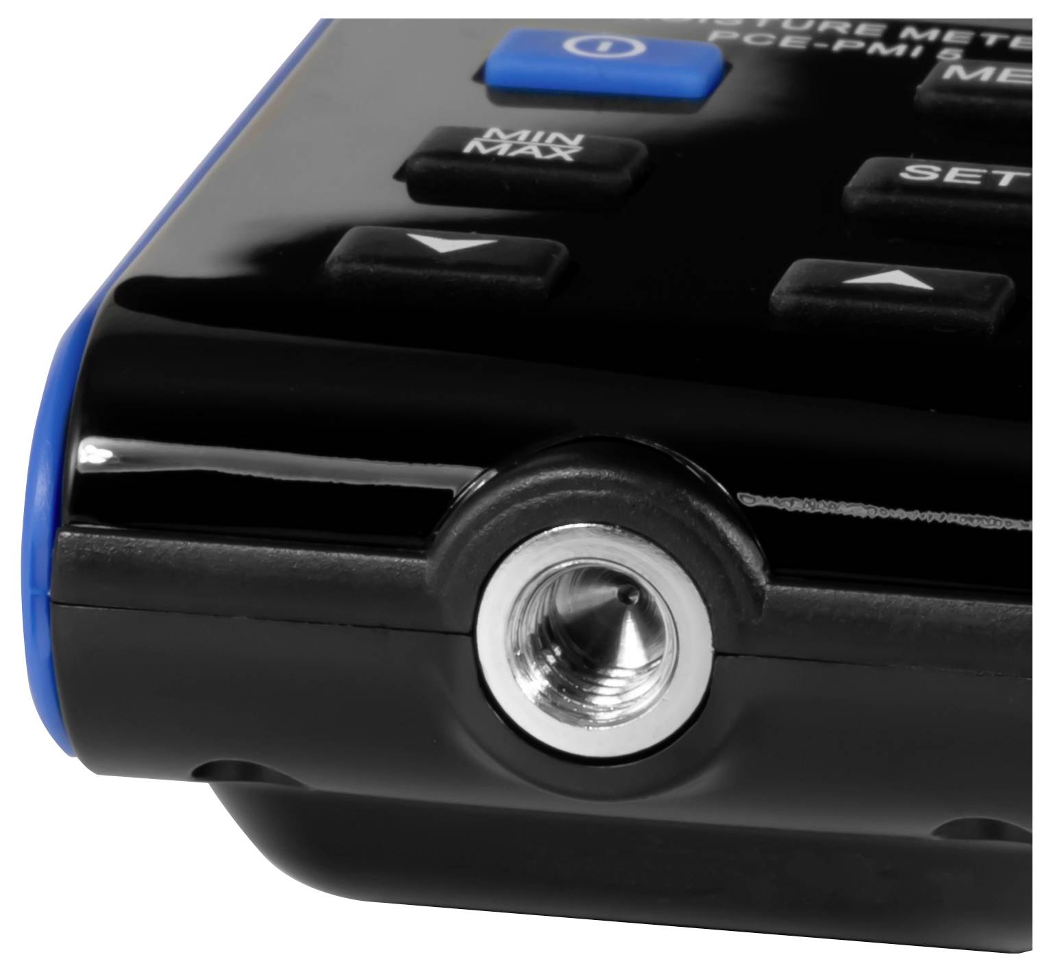 Close-up van een zwarte handheld afstandsbediening met blauwe accenten, met een centrale metalen jack en gelabelde knoppen waaronder 'ON', 'MIN MAX' en 'SET'.