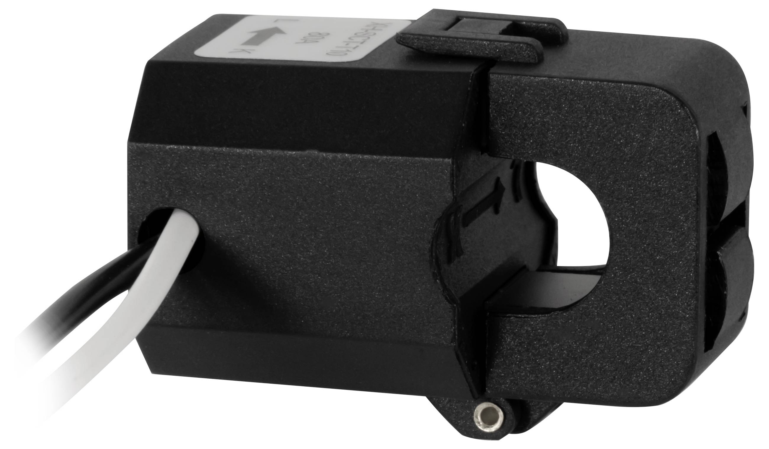 Zwarte klemstromsensor met aangesloten kabel, geïsoleerd op een witte achtergrond weergegeven.
