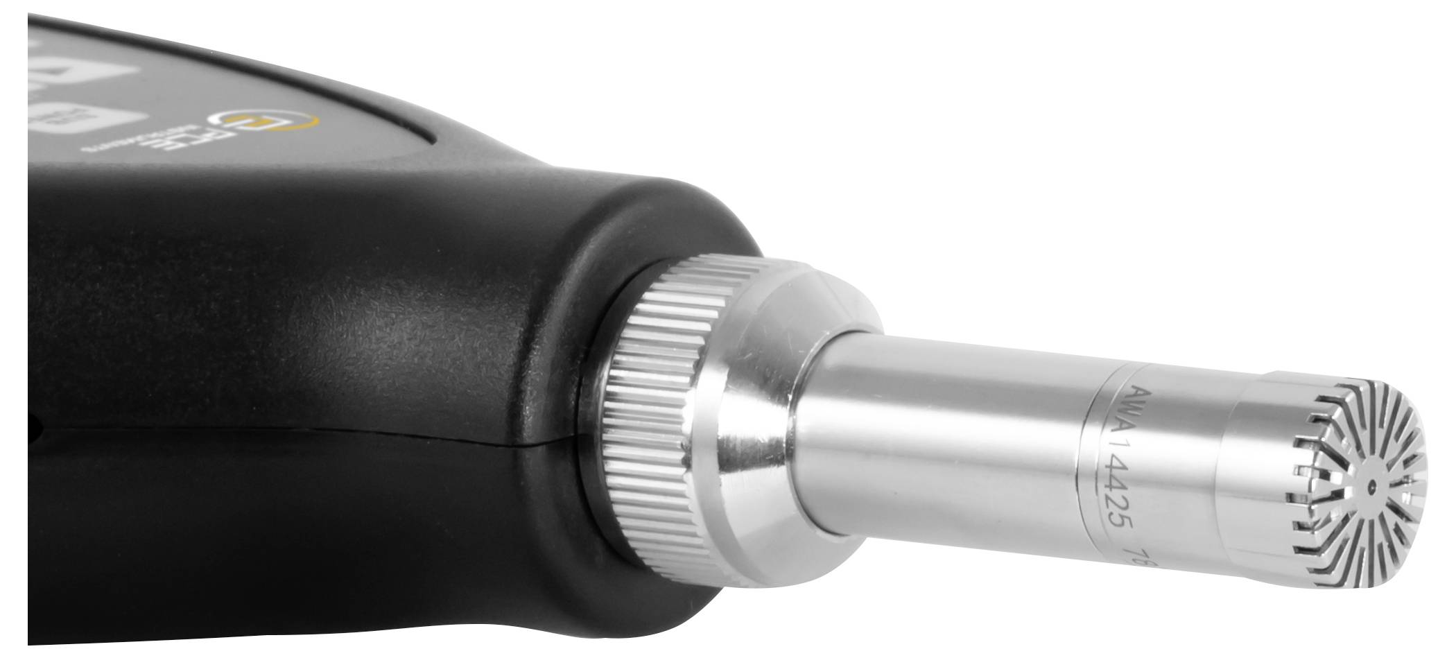 Close-up van een zwart handheld elektrisch gereedschap met een zilveren cilindrische bevestiging op een witte achtergrond.