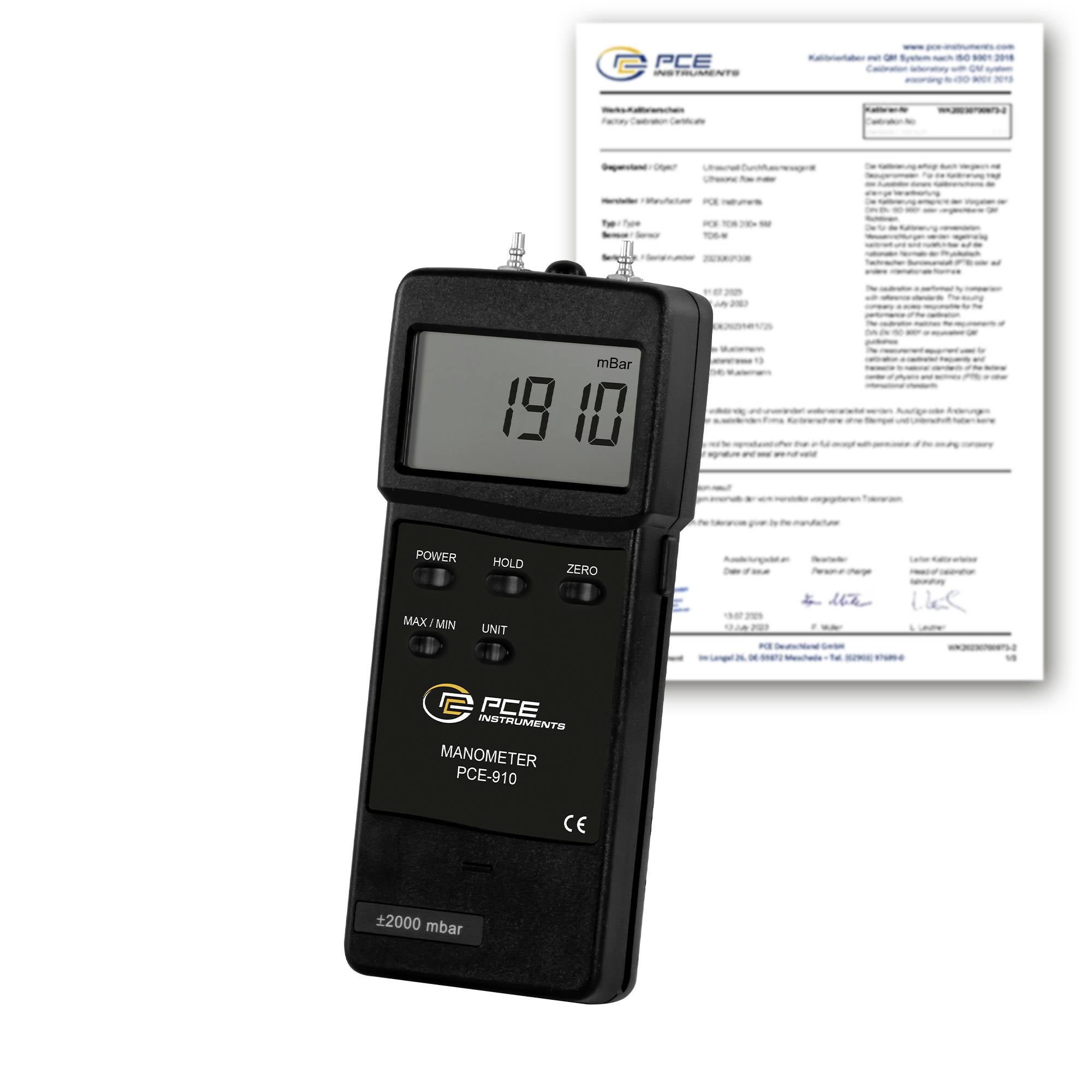 Zwarte PCE-910 digitale manometer met een weergave van 1910 mbar, met een kalibratiecertificaat erachter zichtbaar.