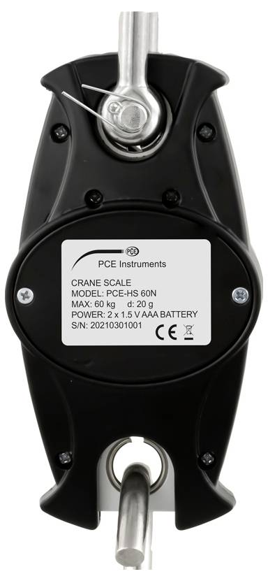Digitale kraanweegschaal met haken en een displayetiket waarop staat 'PCE Instruments CRANE SCALE MODEL: PCE-HS 600N', met aangegeven maximaal 60 kg en stroomspecificaties.