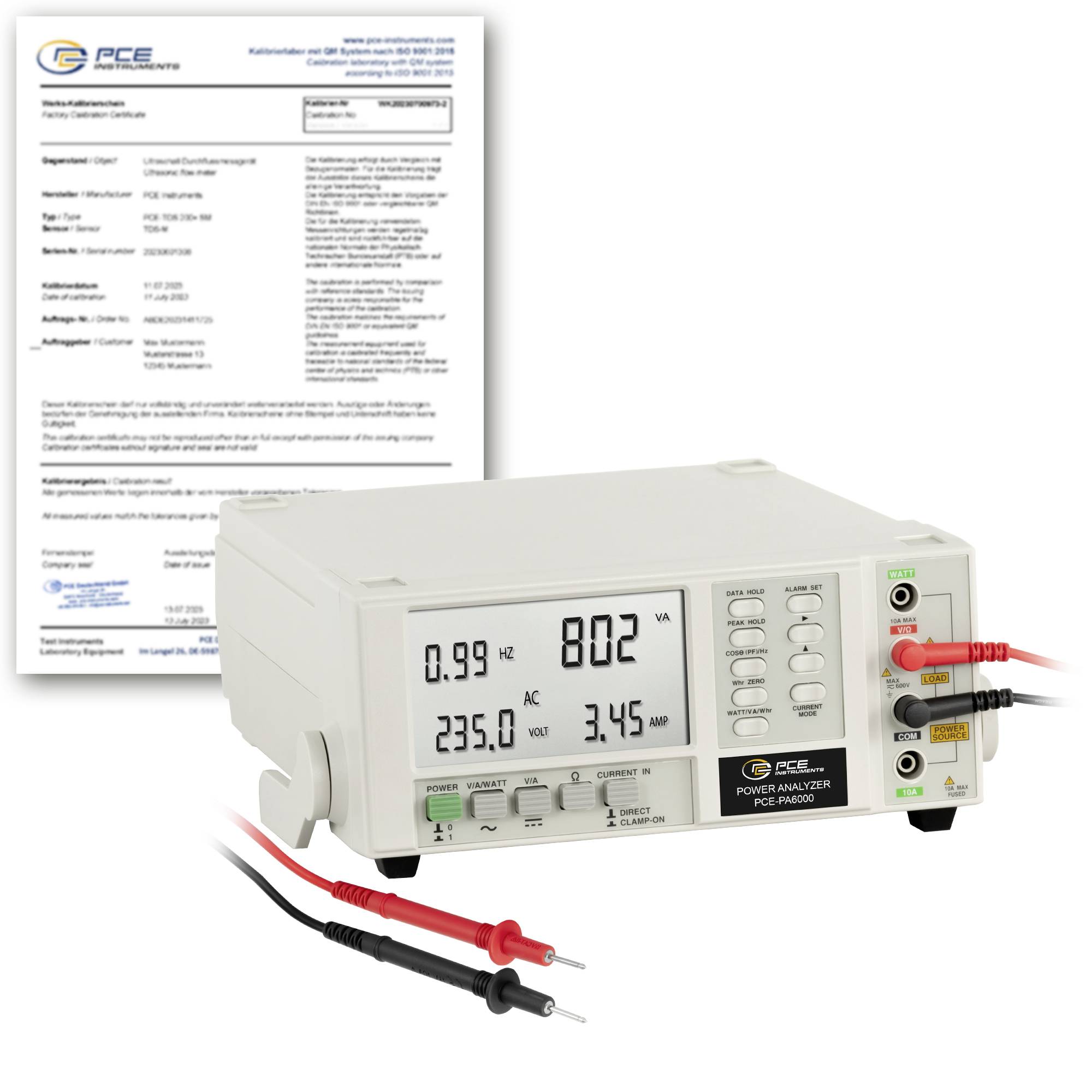 PCE vermogenanalyzer met kalibratie certificaat en testpennen, met digitale weergaven voor spanning, stroom en frequentie.