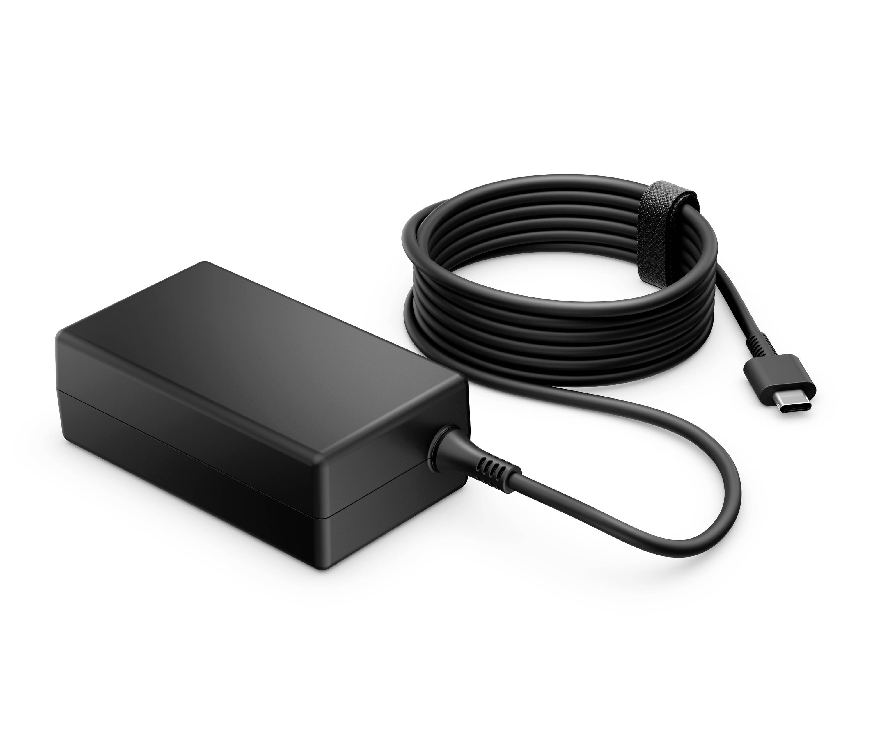 Zwarte stroomadapter met bijbehorende opgerolde oplaadkabel en USB-C-connector op een witte achtergrond.