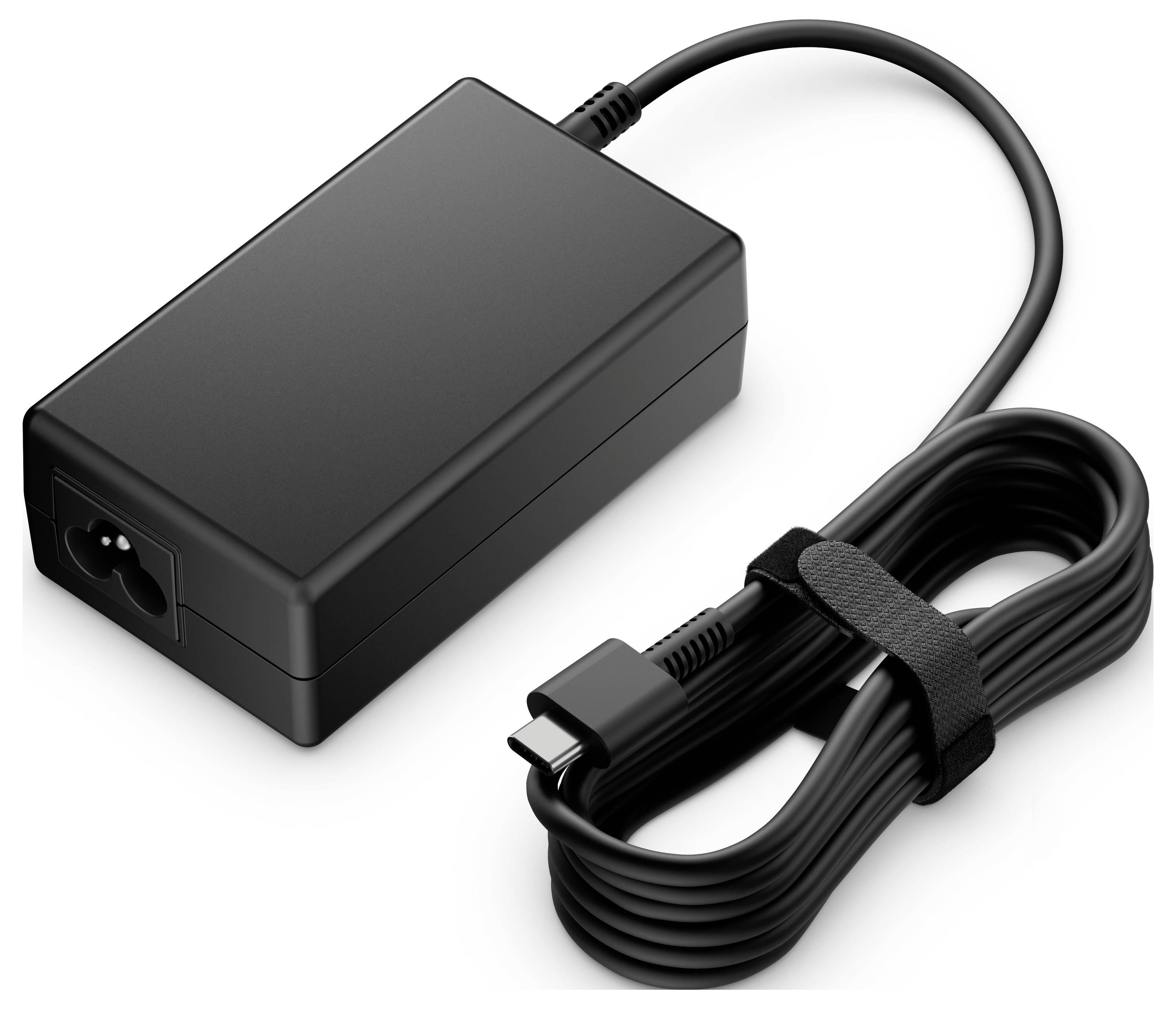 Zwarte stroomadapter met aangesloten opgerolde USB-C-kabel op een witte achtergrond.