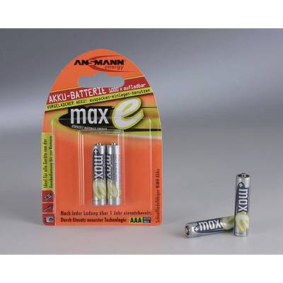 Ansmann maxe oplaadbare AAA batterijen in oranje verpakking, met drie losse batterijen naast de verpakking weergegeven op een grijze achtergrond.