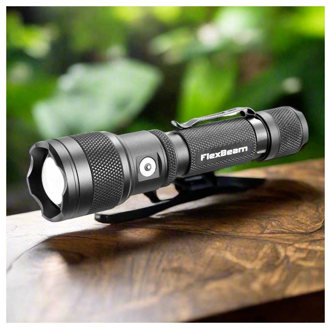 Zwarte FlexBeam zaklamp met clip, weergegeven op een houten oppervlak tegen een onscherpe groene achtergrond.