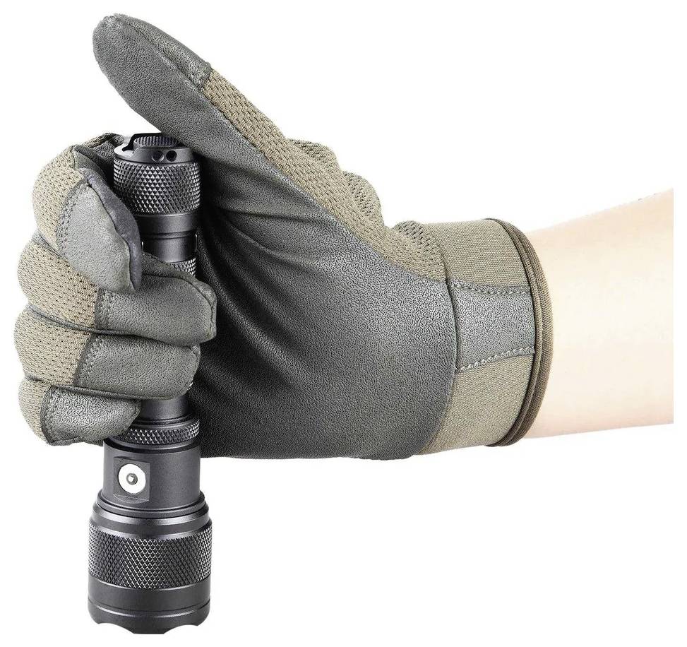 Gehandschoende hand die een zwarte zaklamp vastgrijpt tegen een witte achtergrond.