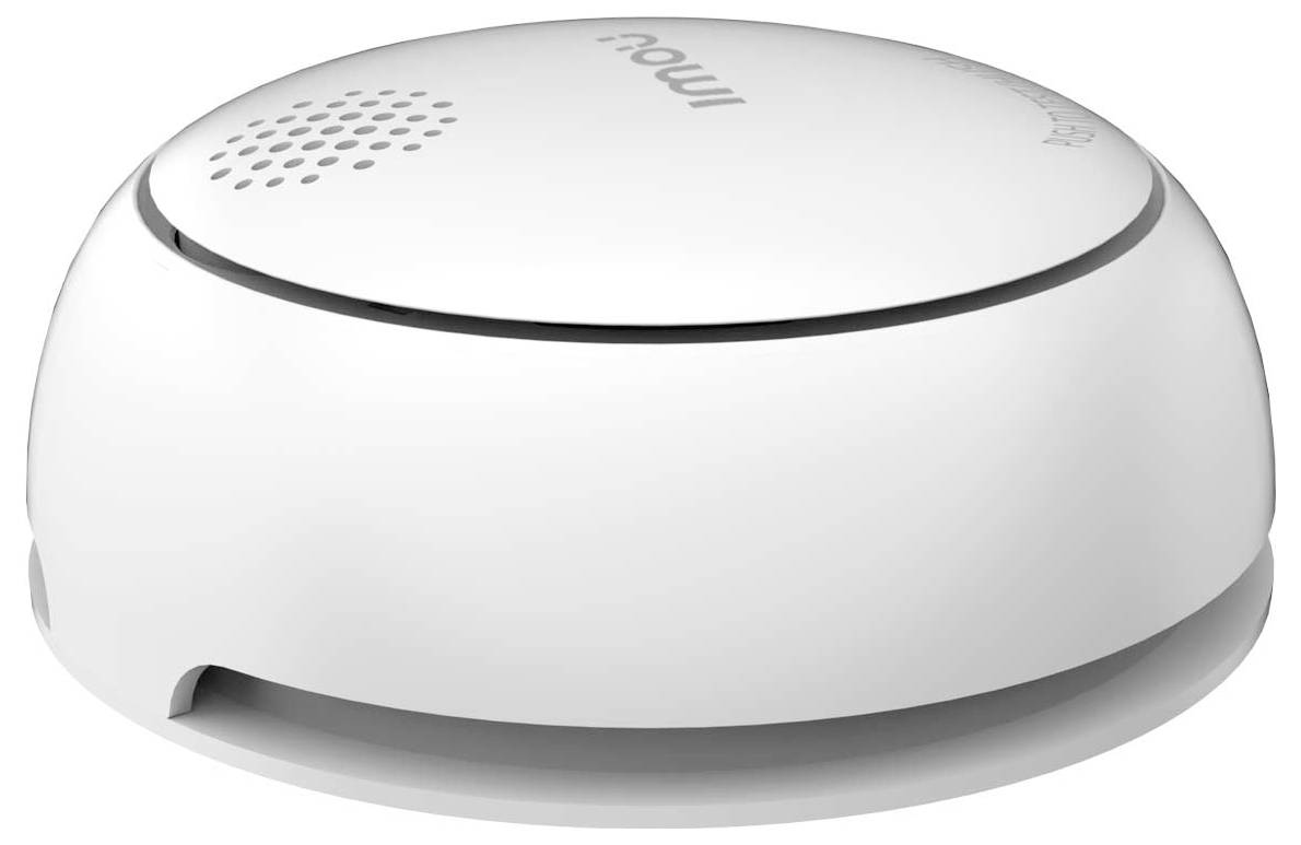 Witte ronde rookmelder met geperforeerde luidsprekeraten en zijdelingse ventilatie-opening op een effen achtergrond.