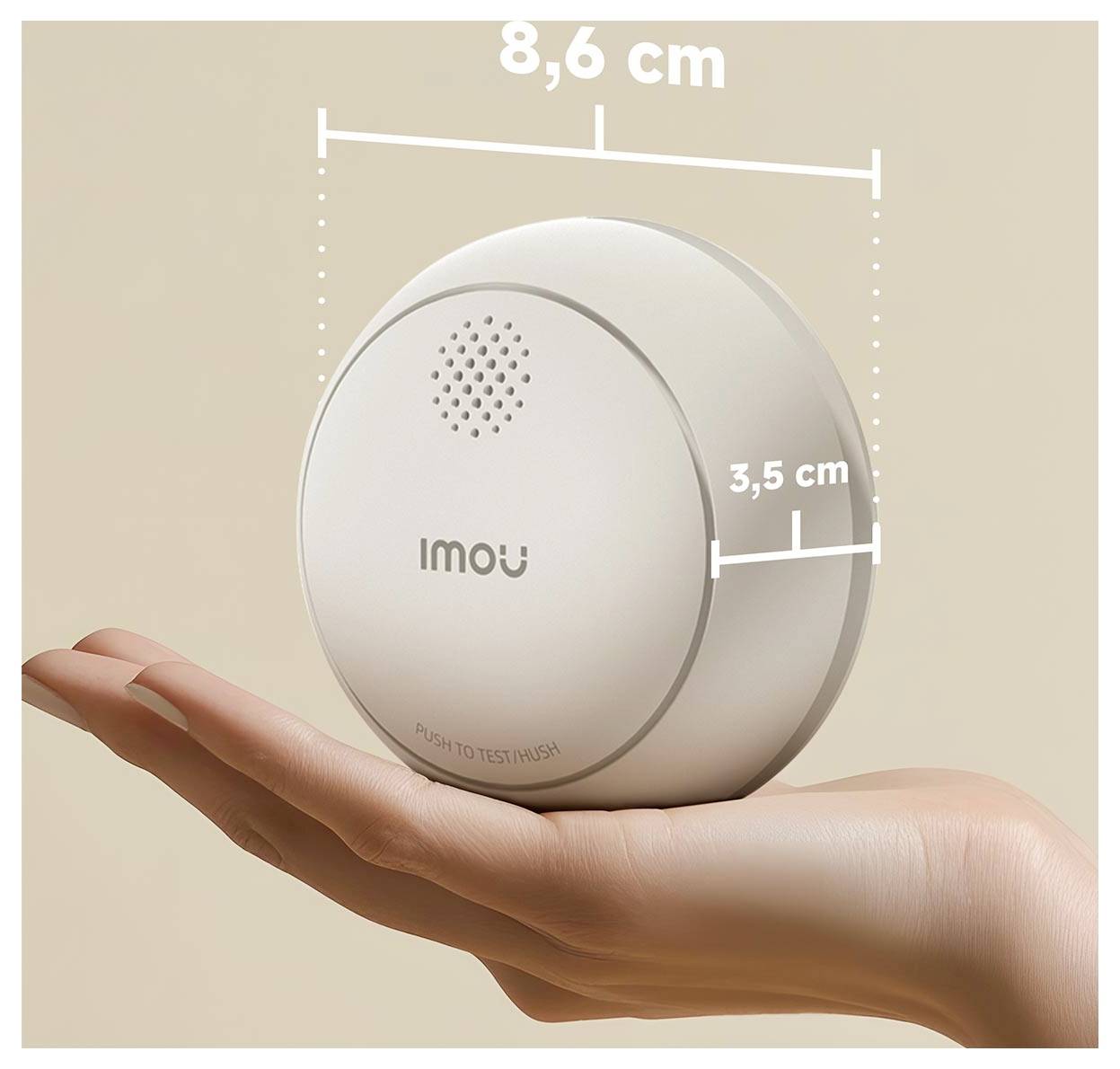 Wit Imou rond alarmaparaat rustend op een hand, gelabeld met afmetingen van 8,6 cm breed en 3,5 cm diep.