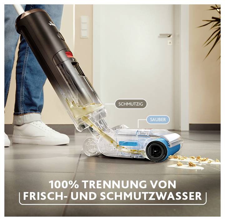 Persoon reinigt de vloer met een accu-stofzuiger; transparante containers tonen gescheiden vuil en schoon water. Tekst: '100% scheiding van vers- en vervuild water'