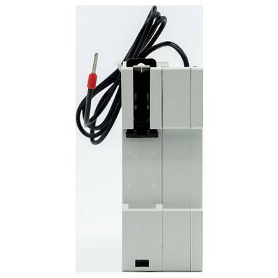Grijs elektriciteitsschakelaar- of schakeleenheid met bijgevoegde zwarte kabel en rood-getipte draad tegen een witte achtergrond.