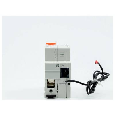 Grijze elektriciteitsschakelaar met een zwarte sonde met draad en rode testclip ertegenaan tegen een effen witte achtergrond.