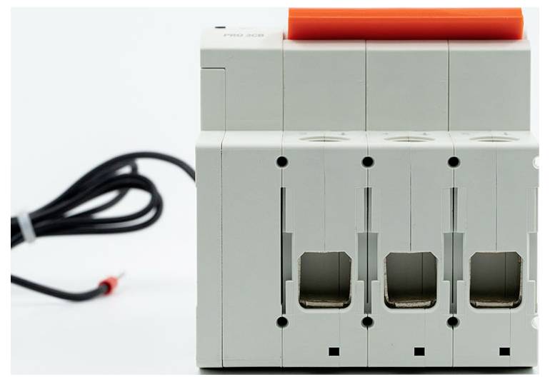 Driepolige elektrische stroomonderbreker of schakelaar met rode bedieningshendel, afgebeeld naast een zwarte voedingskabel op een witte achtergrond.