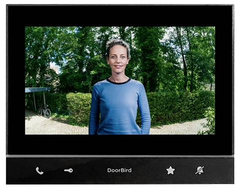 DoorBird videofoon scherm met een vrouw die buiten staat voor bomen en een pad.