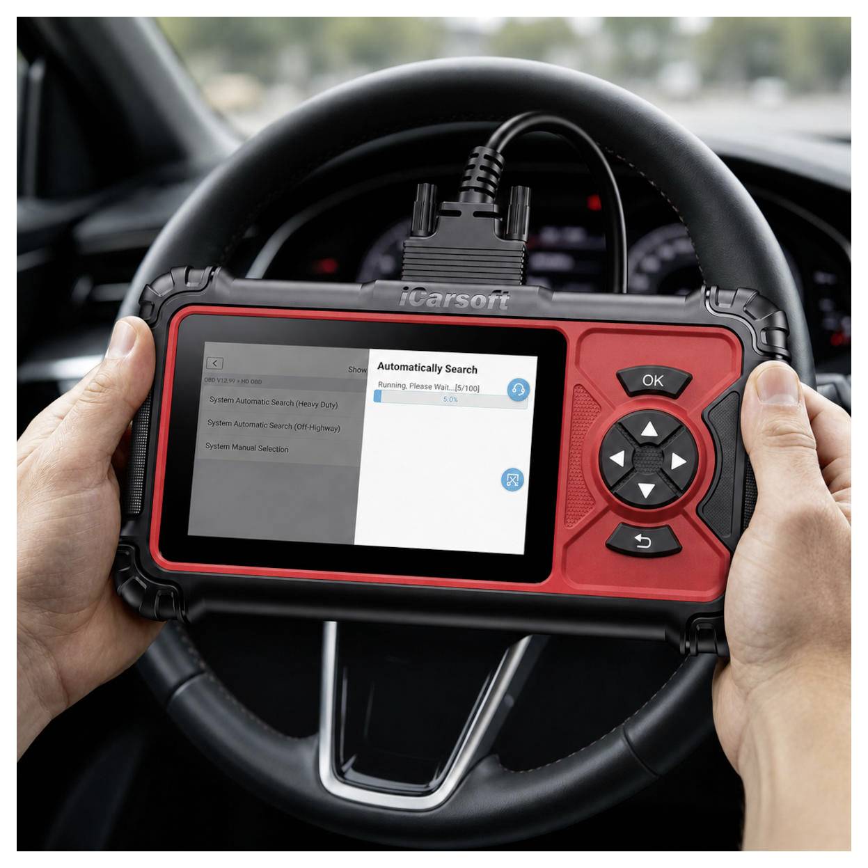 Handen die een iCarsoft voertuugdiagnostische scanner vasthouden voor een autostuur, met een 'Automatisch zoeken'-scherm zichtbaar terwijl het systeem wordt gescand.