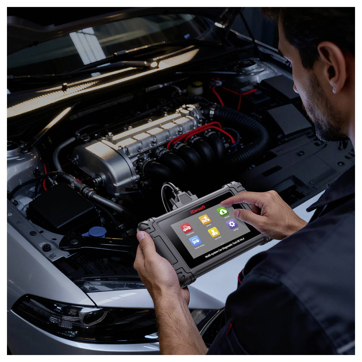 Monteur die een tablet-diagnostische scanner gebruikt om een automotor in het open motorkap-compartiment te inspecteren.
