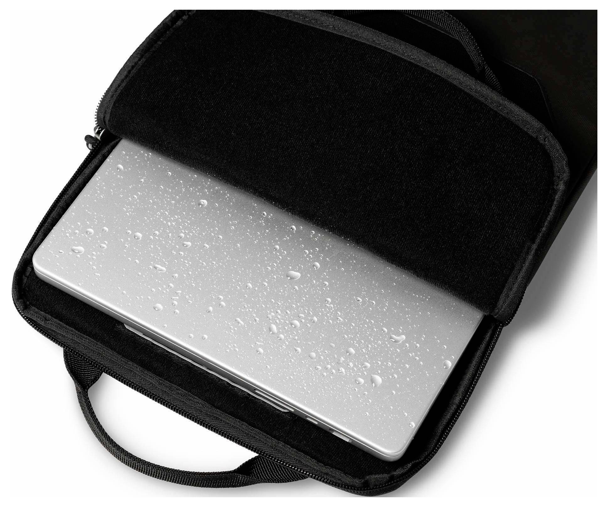 Zilveren laptop gedeeltelijk in een open zwarte draagtas, weergegeven met waterdruppels op het deksel.