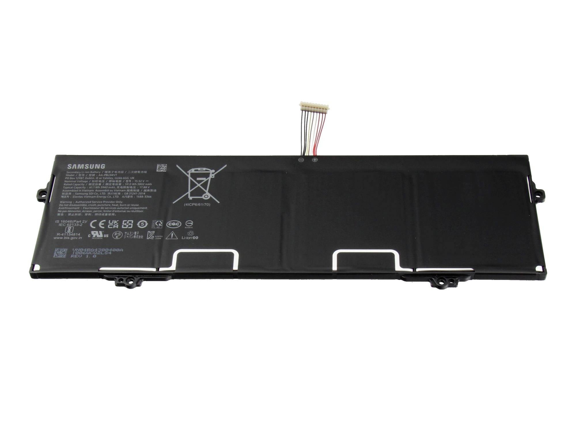 Zwarte Samsung laptopbatterijpack met bijgevoegde aansluitingskabel op een witte achtergrond.