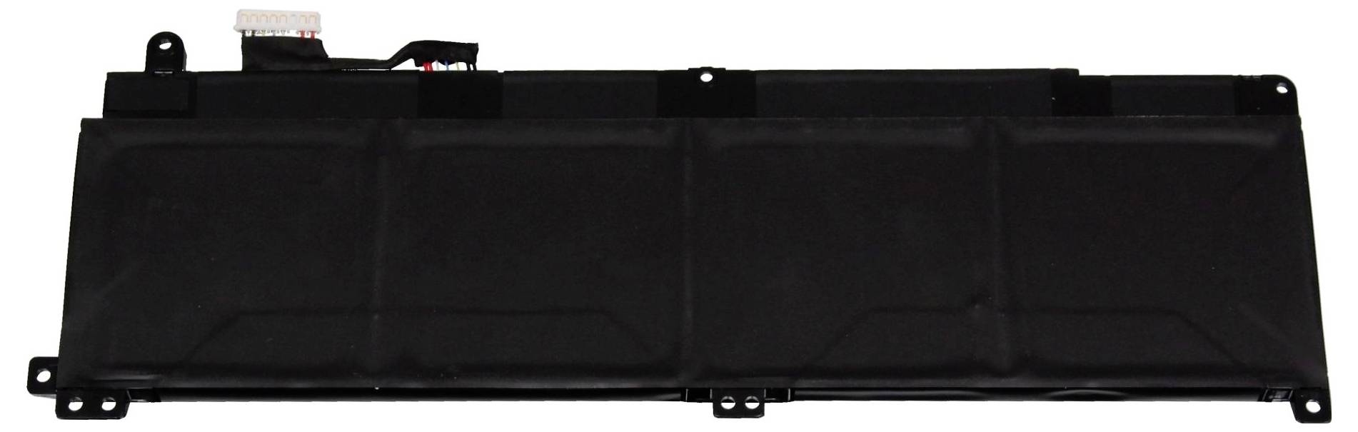 Zwart rechthoekig autokoelauto/condensator-koelventilator-afdekpaneel met bevestigingstabbladen en uitsnijdingen, geïsoleerd op een witte achtergrond weergegeven.