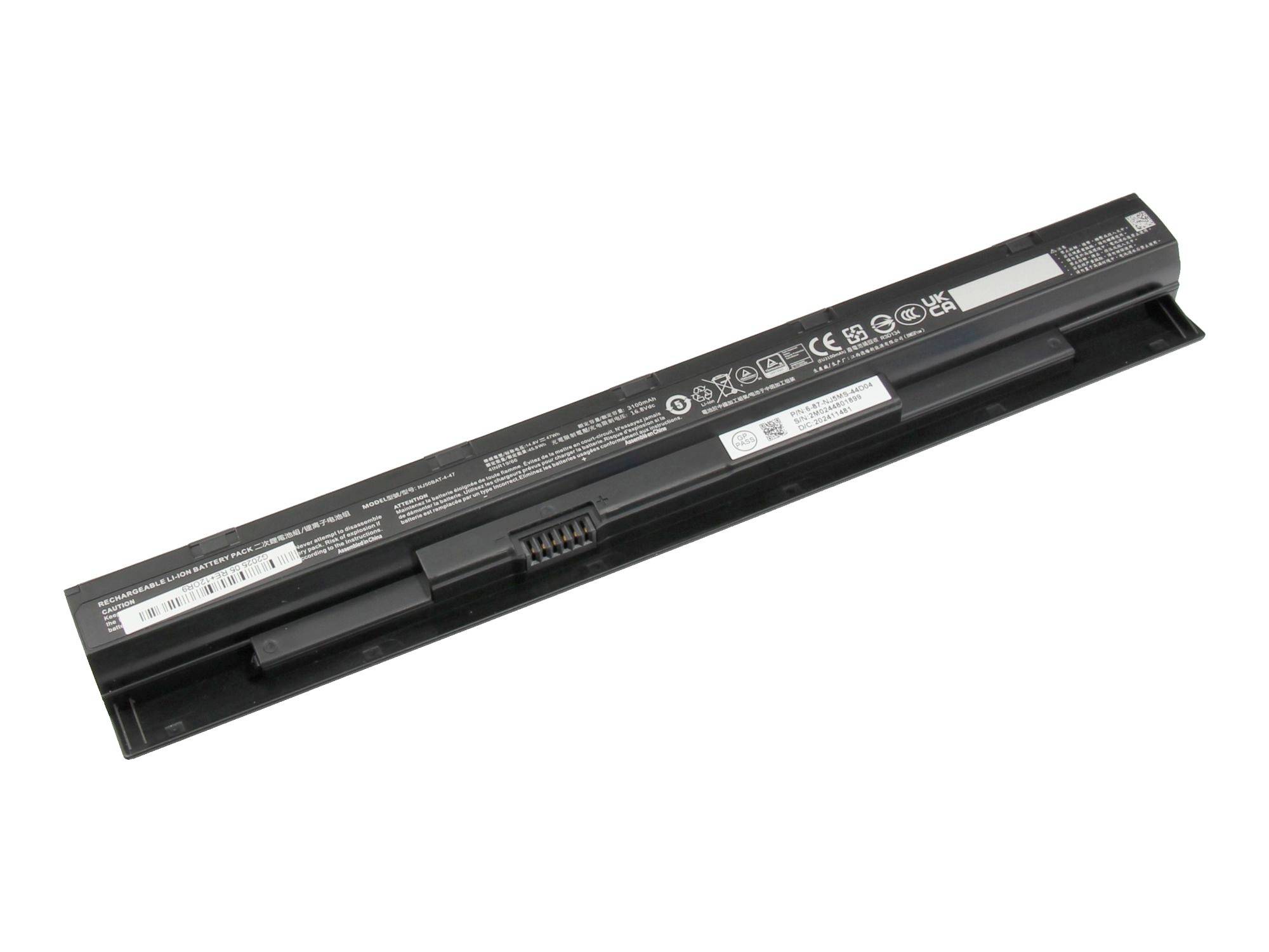 Zwarte laptopbatterijpack schuin weergegeven op een witte achtergrond, met zichtbaar label en connector.