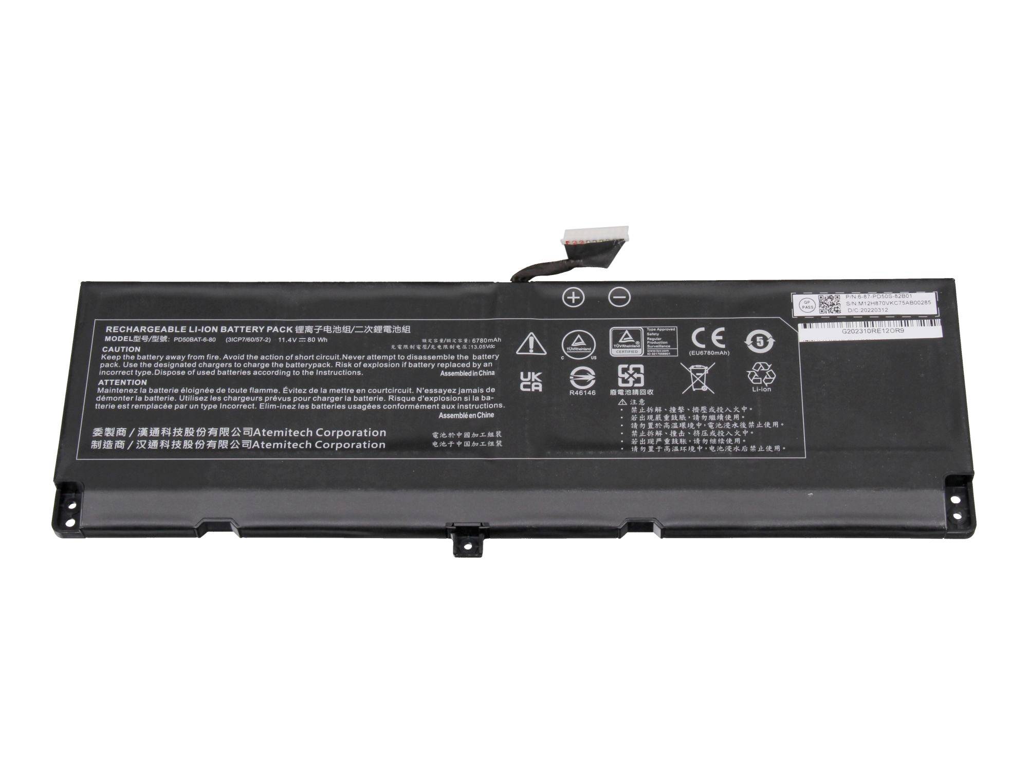 Zwarte oplaadbare lithium-ionbatterijset met labels en connector, geïsoleerd op witte achtergrond weergegeven.